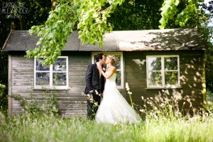 kissing at little hut at Aynhoe Park